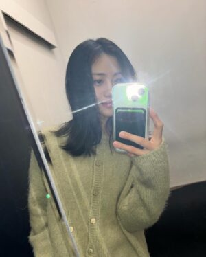 Hong Hwa-yeon Instagram - 푸르른 2024년 ~~~ 🩵🐸🐉🪽🪽