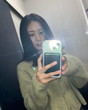 Hong Hwa-yeon Instagram - 푸르른 2024년 ~~~ 🩵🐸🐉🪽🪽