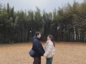 Hong Ji-hee Instagram - 안녕하세요!
제법 봄 기운이 느껴지는 요즘, 다들 건강하고 평안하신가요? 
저는.. 여러분들께 좋은 소식을 나누고자 합니다. 

제가 결혼을 하게 되었습니다 ... ´͈ ᵕ `͈ ♡
사적인 일이라 쑥쓰럽고 조심스럽기도 한데요,
오랜시간 응원해주시고 관심가져주신 분들, 제 곁에 소중한 많은 분들께 꼭 알려드리고 싶어, 용기를 내어 글을 써봅니다. 
제 짝꿍은 저에게 늘 선하고 따뜻한 기운을 주는, 아주 다정하고 좋은사람이예요. (코미가 제일 좋아합니다)
갑작스러운 소식이지만 너그러운 마음으로 이해해주시길 바라며.. 응원과 축하를 부탁드려도 될까요? 

전보다 더 나은 인간으로, 또 변함없이 열심히 하는 배우로 살겠습니다. 
꼭 다들 행복하셔요! 읽어주셔서 감사합니다!