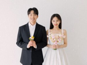Hong Ji-hee Instagram - 안녕하세요!
제법 봄 기운이 느껴지는 요즘, 다들 건강하고 평안하신가요? 
저는.. 여러분들께 좋은 소식을 나누고자 합니다. 

제가 결혼을 하게 되었습니다 ... ´͈ ᵕ `͈ ♡
사적인 일이라 쑥쓰럽고 조심스럽기도 한데요,
오랜시간 응원해주시고 관심가져주신 분들, 제 곁에 소중한 많은 분들께 꼭 알려드리고 싶어, 용기를 내어 글을 써봅니다. 
제 짝꿍은 저에게 늘 선하고 따뜻한 기운을 주는, 아주 다정하고 좋은사람이예요. (코미가 제일 좋아합니다)
갑작스러운 소식이지만 너그러운 마음으로 이해해주시길 바라며.. 응원과 축하를 부탁드려도 될까요? 

전보다 더 나은 인간으로, 또 변함없이 열심히 하는 배우로 살겠습니다. 
꼭 다들 행복하셔요! 읽어주셔서 감사합니다!