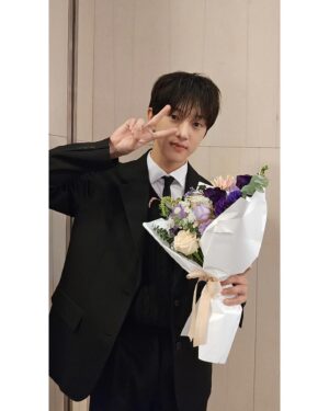 Hong Joo-chan Instagram - 안녕하세요 ‘반짝이는 워터멜론’ 에서 ‘하은호’ 역할을 맡은 골든차일드 봉재현 입니다!
마지막 화까지 시청해주신 모든 분들 그리고 골드니스 한테 너무 감사하다고 말씀 드리고 싶습니다! 촬영 하는 동안 옆에서 어려워 하는 저를 계속 도와주신 손정현 감독님 최원영 선배님 서영희 선배님 려운이형 한테도 너무 감사하다고 전하고 싶습니다! 우리 헤메스 스탭들도 너무 고생했어! 그대들이 있기에 너무 이쁘게 잘 나왔어😉
오늘을 끝으로 은호를 보내줘야하지만 은호를 연기 할수 있어서 너무 행복했고 영광이였습니다! 앞으로 더 열심히 노력하는 봉재현이 되도록 하겠습니다!

마지막으로 청춘은 반짝이는 워터멜론이고 반짝일 수 있을 때 반짝이세요! 그런다고 지구가 멸망하지 않습니다!

은호 잘가!! 너를 연기 할수 있어서 너무 행복하고 영광이였어☺