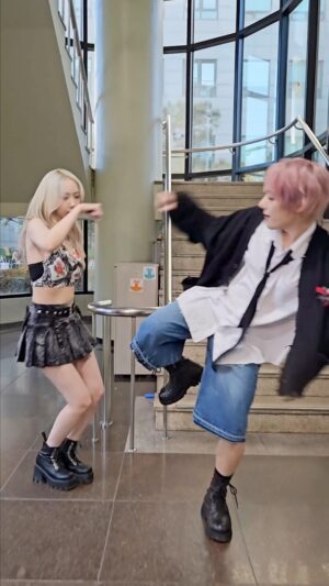 Hong Joo-chan Instagram - This love is maniac maniac maniac💙 #VIVIZ #신비 님과 함께한 #Feelme_Challenge

#GoldenChild #골든차일드 #GNCD
#Feelme #비비지 #SINB
#이대열 #Y #이장준 #TAG #배승민
#봉재현 #김지범 #김동현 #홍주찬 #최보민
#LEEDAEYEOL #CHOISUNGYUN #LEEJANGJUN #SONYOUNGTAEK #BAESEUNGMIN
#BONGJAEHYUN #KIMJIBEOM #KIMDONGHYUN #HONGJOOCHAN #CHOIBOMIN