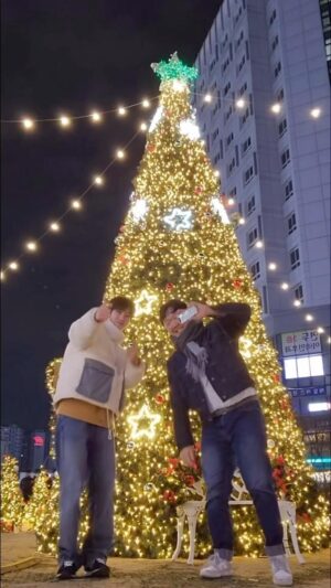 Hong Joo-chan Instagram - 너를 만나면 눈물 차올라🥹 댈찌의 짱친👬🏼 #준연 님과 함께한 #첫눈챌린지 ❄️ #GoldenChild #골든차일드 #Reels

#GNCD
#이대열 #Y #이장준 #TAG #배승민
#봉재현 #김지범 #김동현 #홍주찬 #최보민
#LEEDAEYEOL #CHOISUNGYUN #LEEJANGJUN #SONYOUNGTAEK #BAESEUNGMIN
#BONGJAEHYUN #KIMJIBEOM #KIMDONGHYUN #HONGJOOCHAN #CHOIBOMIN