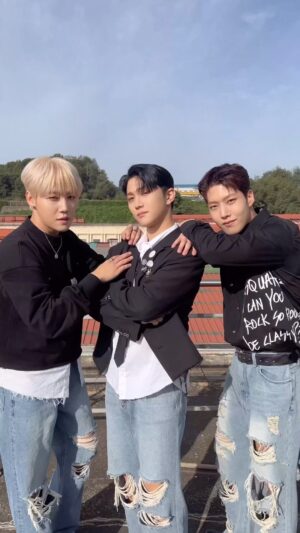 Hong Joo-chan Instagram - Feel me🖤🖤🤍 #Feelme_Challenge

#GoldenChild #골든차일드 #GNCD
#Feelme #Feel_GNCD #Challenge #NewMusic
#이대열 #Y #이장준 #TAG #배승민
#봉재현 #김지범 #김동현 #홍주찬 #최보민
#LEEDAEYEOL #CHOISUNGYUN #LEEJANGJUN #SONYOUNGTAEK #BAESEUNGMIN
#BONGJAEHYUN #KIMJIBEOM #KIMDONGHYUN #HONGJOOCHAN #CHOIBOMIN
