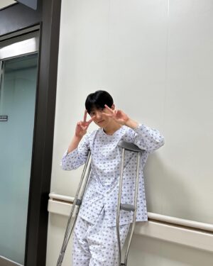 Hong Joo-chan Instagram - 안녕하세요 ‘반짝이는 워터멜론’ 에서 ‘하은호’ 역할을 맡은 골든차일드 봉재현 입니다!
마지막 화까지 시청해주신 모든 분들 그리고 골드니스 한테 너무 감사하다고 말씀 드리고 싶습니다! 촬영 하는 동안 옆에서 어려워 하는 저를 계속 도와주신 손정현 감독님 최원영 선배님 서영희 선배님 려운이형 한테도 너무 감사하다고 전하고 싶습니다! 우리 헤메스 스탭들도 너무 고생했어! 그대들이 있기에 너무 이쁘게 잘 나왔어😉
오늘을 끝으로 은호를 보내줘야하지만 은호를 연기 할수 있어서 너무 행복했고 영광이였습니다! 앞으로 더 열심히 노력하는 봉재현이 되도록 하겠습니다!

마지막으로 청춘은 반짝이는 워터멜론이고 반짝일 수 있을 때 반짝이세요! 그런다고 지구가 멸망하지 않습니다!

은호 잘가!! 너를 연기 할수 있어서 너무 행복하고 영광이였어☺