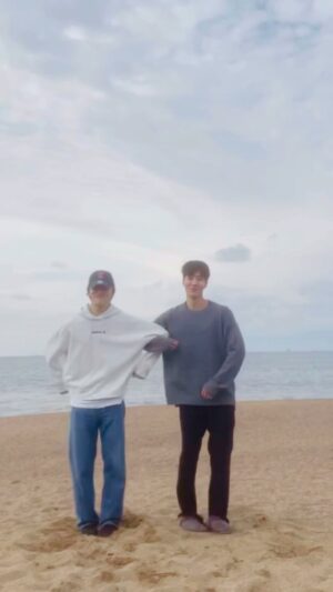 Hong Joo-chan Instagram - 첫눈에 반한 #첫눈 챌린지...❄ 너를 만나면 눈물 차올라 #GoldenChild #골든차일드 #Reels

#GNCD
#이대열 #Y #이장준 #TAG #배승민
#봉재현 #김지범 #김동현 #홍주찬 #최보민
#LEEDAEYEOL #CHOISUNGYUN #LEEJANGJUN #SONYOUNGTAEK #BAESEUNGMIN
#BONGJAEHYUN #KIMJIBEOM #KIMDONGHYUN #HONGJOOCHAN #CHOIBOMIN
#첫눈챌린지 #merrychristmas
