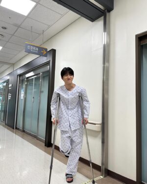 Hong Joo-chan Instagram - 안녕하세요 ‘반짝이는 워터멜론’ 에서 ‘하은호’ 역할을 맡은 골든차일드 봉재현 입니다!
마지막 화까지 시청해주신 모든 분들 그리고 골드니스 한테 너무 감사하다고 말씀 드리고 싶습니다! 촬영 하는 동안 옆에서 어려워 하는 저를 계속 도와주신 손정현 감독님 최원영 선배님 서영희 선배님 려운이형 한테도 너무 감사하다고 전하고 싶습니다! 우리 헤메스 스탭들도 너무 고생했어! 그대들이 있기에 너무 이쁘게 잘 나왔어😉
오늘을 끝으로 은호를 보내줘야하지만 은호를 연기 할수 있어서 너무 행복했고 영광이였습니다! 앞으로 더 열심히 노력하는 봉재현이 되도록 하겠습니다!

마지막으로 청춘은 반짝이는 워터멜론이고 반짝일 수 있을 때 반짝이세요! 그런다고 지구가 멸망하지 않습니다!

은호 잘가!! 너를 연기 할수 있어서 너무 행복하고 영광이였어☺