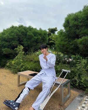 Hong Joo-chan Instagram - 안녕하세요 ‘반짝이는 워터멜론’ 에서 ‘하은호’ 역할을 맡은 골든차일드 봉재현 입니다!
마지막 화까지 시청해주신 모든 분들 그리고 골드니스 한테 너무 감사하다고 말씀 드리고 싶습니다! 촬영 하는 동안 옆에서 어려워 하는 저를 계속 도와주신 손정현 감독님 최원영 선배님 서영희 선배님 려운이형 한테도 너무 감사하다고 전하고 싶습니다! 우리 헤메스 스탭들도 너무 고생했어! 그대들이 있기에 너무 이쁘게 잘 나왔어😉
오늘을 끝으로 은호를 보내줘야하지만 은호를 연기 할수 있어서 너무 행복했고 영광이였습니다! 앞으로 더 열심히 노력하는 봉재현이 되도록 하겠습니다!

마지막으로 청춘은 반짝이는 워터멜론이고 반짝일 수 있을 때 반짝이세요! 그런다고 지구가 멸망하지 않습니다!

은호 잘가!! 너를 연기 할수 있어서 너무 행복하고 영광이였어☺