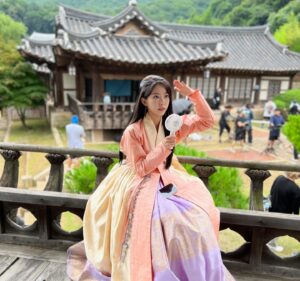 Hong Seo-hee Instagram - 🤍
2022년 올 한 해가 
저에게 굉장히 특별하고 감사하고 소중했습니다.
저와 함께 해주시고 응원해 주시고 사랑해 주신 모든 분들께 
감사드리며 다가오는 2023년에는 모든 분들이 더욱 더 행복하고 따듯한 한 해가 되기를 기원하겠습니다.
#허윤옥 #김안나 #정지원 #지수 #♥️