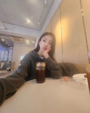 Hong Seo-hee Instagram - 🎀
셀카.. 어렵다용