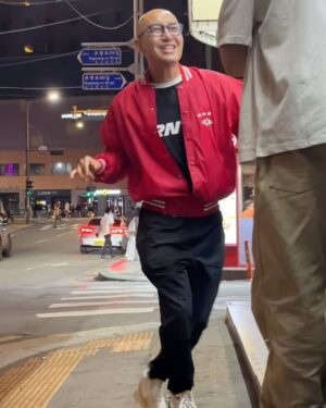 Hong Seok-cheon Instagram - 라이즈에 진심인 이태원동네 아저씨  #riize  #impossible  춤이 어려을때는 이크에크  태껸춤으로 ㅋㅋㅋ