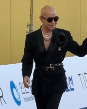 Hong Seok-cheon Instagram - #청룡시리즈어워즈  감사합니다  수상은 못했지만  30년 방송생활에 큰 추억을 만들어주셨네여  사실 앞으로 어떻게 버틸수있을까 고민하던 시기였는데  오늘 기회로 다시 달릴수있는 에너지를 얻었네여  다들 인생살다보면 힘든일들이 있죠  저도 그렇답니다  주위에 응원해주고 힘내라 소리쳐주는 외침이 있다는걸 기억합니다  여러분들도 힘내세여  저도 앞으로 더 열심히 살아가겠습니다  외롭고 지치고 좌절할때마다  세상에 혼자가 아님을 잊지마세여  수해 희생자분들 그 가족분들 이재민 여러분들 명복을 빌고 위로를 전하고 용기를 함께합니다  #청룡시리즈어워즈  아 마지막으로 신인상을 받은 덱스한테 축하의 볼뽀뽀는 수상전에 만약 덱스가 수상하면 하는걸로 양해를 구한거니  혹여나 오해하진 말아주세여  전 메리퀴어로 후보가 됐으니  그정도 이벤트는 위트있게 받아주시길 바랍니다  내년에 더 분발해볼게여  모든 수상자분들 또 후보자분들 다시한번 축하합니다  행복한 밤이었네여  고생한 우리 팀  사랑해  #베스트드레서 는 제꺼같은데여 하하
