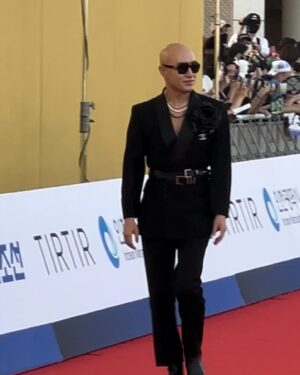 Hong Seok-cheon Instagram - #청룡시리즈어워즈  감사합니다  수상은 못했지만  30년 방송생활에 큰 추억을 만들어주셨네여  사실 앞으로 어떻게 버틸수있을까 고민하던 시기였는데  오늘 기회로 다시 달릴수있는 에너지를 얻었네여  다들 인생살다보면 힘든일들이 있죠  저도 그렇답니다  주위에 응원해주고 힘내라 소리쳐주는 외침이 있다는걸 기억합니다  여러분들도 힘내세여  저도 앞으로 더 열심히 살아가겠습니다  외롭고 지치고 좌절할때마다  세상에 혼자가 아님을 잊지마세여  수해 희생자분들 그 가족분들 이재민 여러분들 명복을 빌고 위로를 전하고 용기를 함께합니다  #청룡시리즈어워즈  아 마지막으로 신인상을 받은 덱스한테 축하의 볼뽀뽀는 수상전에 만약 덱스가 수상하면 하는걸로 양해를 구한거니  혹여나 오해하진 말아주세여  전 메리퀴어로 후보가 됐으니  그정도 이벤트는 위트있게 받아주시길 바랍니다  내년에 더 분발해볼게여  모든 수상자분들 또 후보자분들 다시한번 축하합니다  행복한 밤이었네여  고생한 우리 팀  사랑해  #베스트드레서 는 제꺼같은데여 하하