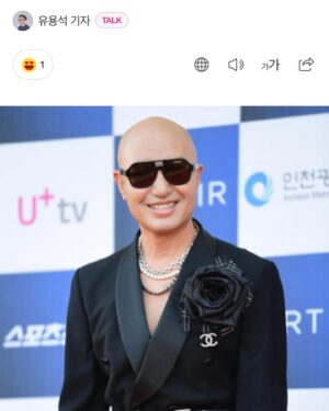 Hong Seok-cheon Instagram - #청룡시리즈어워즈  감사합니다  수상은 못했지만  30년 방송생활에 큰 추억을 만들어주셨네여  사실 앞으로 어떻게 버틸수있을까 고민하던 시기였는데  오늘 기회로 다시 달릴수있는 에너지를 얻었네여  다들 인생살다보면 힘든일들이 있죠  저도 그렇답니다  주위에 응원해주고 힘내라 소리쳐주는 외침이 있다는걸 기억합니다  여러분들도 힘내세여  저도 앞으로 더 열심히 살아가겠습니다  외롭고 지치고 좌절할때마다  세상에 혼자가 아님을 잊지마세여  수해 희생자분들 그 가족분들 이재민 여러분들 명복을 빌고 위로를 전하고 용기를 함께합니다  #청룡시리즈어워즈  아 마지막으로 신인상을 받은 덱스한테 축하의 볼뽀뽀는 수상전에 만약 덱스가 수상하면 하는걸로 양해를 구한거니  혹여나 오해하진 말아주세여  전 메리퀴어로 후보가 됐으니  그정도 이벤트는 위트있게 받아주시길 바랍니다  내년에 더 분발해볼게여  모든 수상자분들 또 후보자분들 다시한번 축하합니다  행복한 밤이었네여  고생한 우리 팀  사랑해  #베스트드레서 는 제꺼같은데여 하하