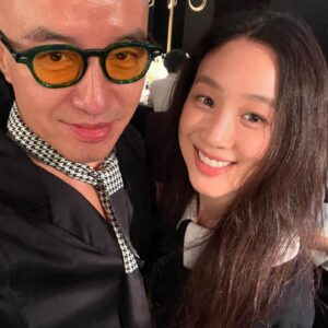 Hong Seok-cheon Instagram - 삼십년 방송생활 참 성실하게 했나보다  오랜만에 만나도 편한 사람들  반갑고 고맙고 사랑스럽다  축하자리에서 우리도 서로를 응원하고 축하하고  한껏 안아줬다  행복한 파티였네  #마동석 #예정화 결혼 진심으로 축하해  비공개라 신랑신부는 개인소장