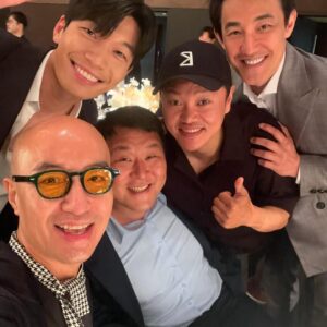 Hong Seok-cheon Instagram - 삼십년 방송생활 참 성실하게 했나보다  오랜만에 만나도 편한 사람들  반갑고 고맙고 사랑스럽다  축하자리에서 우리도 서로를 응원하고 축하하고  한껏 안아줬다  행복한 파티였네  #마동석 #예정화 결혼 진심으로 축하해  비공개라 신랑신부는 개인소장
