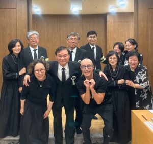 Hong Seok-cheon Instagram - 장례식장에서 이렇게 밝게 웃으며 사진찍는거 나쁘지않구나  오랜만에 보는 가족들 사촌형제들 조카들  ㅎㅎㅎ  그냥 웃으며 가족사진 찍어보자  큰아버님 사랑합니다 편히쉬세여  인생뭐없다  그냥 사랑하는 사람들이랑 소소하게 건강하게 웃으며 사는거  그게 제일이다  나를 더 많이 아껴주고 사랑해주는것도 잊지말자