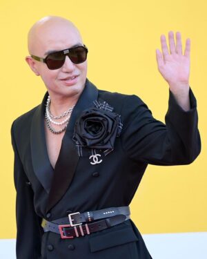 Hong Seok-cheon Instagram - #청룡시리즈어워즈  감사합니다  수상은 못했지만  30년 방송생활에 큰 추억을 만들어주셨네여  사실 앞으로 어떻게 버틸수있을까 고민하던 시기였는데  오늘 기회로 다시 달릴수있는 에너지를 얻었네여  다들 인생살다보면 힘든일들이 있죠  저도 그렇답니다  주위에 응원해주고 힘내라 소리쳐주는 외침이 있다는걸 기억합니다  여러분들도 힘내세여  저도 앞으로 더 열심히 살아가겠습니다  외롭고 지치고 좌절할때마다  세상에 혼자가 아님을 잊지마세여  수해 희생자분들 그 가족분들 이재민 여러분들 명복을 빌고 위로를 전하고 용기를 함께합니다  #청룡시리즈어워즈  아 마지막으로 신인상을 받은 덱스한테 축하의 볼뽀뽀는 수상전에 만약 덱스가 수상하면 하는걸로 양해를 구한거니  혹여나 오해하진 말아주세여  전 메리퀴어로 후보가 됐으니  그정도 이벤트는 위트있게 받아주시길 바랍니다  내년에 더 분발해볼게여  모든 수상자분들 또 후보자분들 다시한번 축하합니다  행복한 밤이었네여  고생한 우리 팀  사랑해  #베스트드레서 는 제꺼같은데여 하하