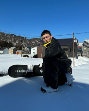 Hong Yu Hong Instagram - 還在煩惱滑雪的時候如何穿搭？
還在煩惱S Turn的時候不夠亮眼？
今天為各位寶寶們示範的風格是 
雪國阿尼基 

頭盔：忘了哪買的
護目鏡：偉翔送的
上衣：我知道在哪買但是不跟你說
內搭：普利司通輪胎
褲子：我知道在哪買但是不跟你說
鞋子：BURTON
雪板：ROME啥小的
煙：日本七星中淡軟盒包
攝影 @mia_1101_ 

希望您會喜歡💕