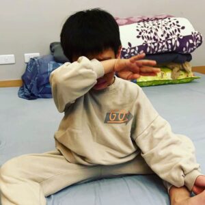 Hong Yu Hong Instagram - 這小子
拿著手機說要跟我單挑傳說
我跟他說 小子你要想清楚
他說對 他想要打爆我
我想了一下 於是接受他的挑戰
我們像男人般的拿起了手機
互相禮貌性示意一下 然後開始
在經過一番壓倒性的完虐之虞
他的臉色開始凝重
五官也漸漸糾結
不知不覺開始淚流滿面 
然而開始難以置信 最後摔手機 ..
接下來頭也不回的往他房間跑去
放聲大哭…

孩子 你知道嗎
聽到你的哭聲 叔叔也非常糾結
叔叔一次又一次的殺你 
我又何嘗不痛心
看著你哭 我內心也是百般煎熬
靜靜的在床邊看著你
我說不出任何一句能安慰你的話
只希望你今日睡醒之後
能記取教訓
早日體悟出這個現實社會的險惡
也祝福你有個好夢 快樂成長
明天起床後 能夠當一個
對社會有貢獻且內心堅強的男子漢
最後希望有生之年 能倒在你卡芬妮的槍下
陳敬之 別恨叔叔
有朝一日你會體會我的用心良苦
叔叔愛你 晚安孩子

然後摔壞的手機叫你爸買 跟我無關