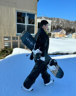 Hong Yu Hong Instagram - 還在煩惱滑雪的時候如何穿搭？
還在煩惱S Turn的時候不夠亮眼？
今天為各位寶寶們示範的風格是 
雪國阿尼基 

頭盔：忘了哪買的
護目鏡：偉翔送的
上衣：我知道在哪買但是不跟你說
內搭：普利司通輪胎
褲子：我知道在哪買但是不跟你說
鞋子：BURTON
雪板：ROME啥小的
煙：日本七星中淡軟盒包
攝影 @mia_1101_ 

希望您會喜歡💕