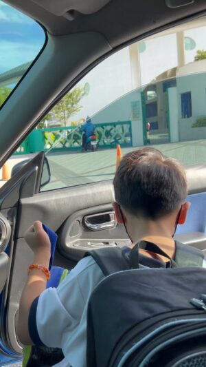 Hong Yu Hong Instagram - Dear 敬之

令尊今早有事耽擱
所以今天由你的摯友 我來送你上學
想必你的內心肯定充滿澎湃與悸動吧
看你完膳之後開心的打開車門坐上
一路上你跟我分享你最近養的昆蟲
我也跟你分享我的車增壓值打多少
在這短暫的旅途中我們無所不談
但歡樂的時光總是特別的快
我們一下就到達你的學府
看著你不情願打開車門要離去的背影
我知道你有些不捨 我懂 我也是
但這是你目前必須獨自經歷的過程
你要自己去學習面對 加油 敬之
叔叔我會在路的盡頭等著你學成歸來
也請你不用煩心您家裡的事務
我就住你家隔壁 天塌下 你爸扛
也祝福你一路順風 快樂成長

您的摯友 風