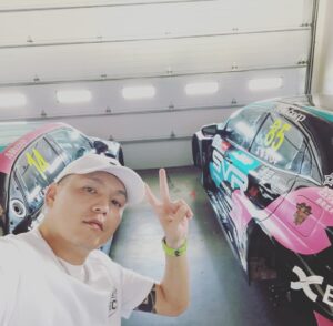 Hong Yu Hong Instagram - 廖欸他是我們三個之中最值得被肯定的
每次做音樂 還是工作上 總是督促著我們
也扛下最多的責任….

其實在知道入圍金曲獎的那一刻
我們三個都相當開心
然而又得知金曲獎當天 
我們在高雄有個演出
所以我們後來就開始討論去不去
我本來就沒啥信心
所以一開始是想說
真的趕不上就別去了
但廖欸很重視這個典禮
開始去溝通 再怎樣都要去出席
就算只有一下子 所以我們昨天
一行人就這樣慌忙的北上南下
就在我們在高雄演出完的時候
一上車剛好正頒到最佳演唱組合
五個人停在路邊看著一台小手機
然而結局不是我們想像的那麼美好
但是也是謝謝評審讓我們入圍
因為我是屬於看很開那種 當下🚬就點下去了
抽著菸坐在最後排 看著我另外兩個團員
廖欸只講了一句 這輩子我沒拿到
我不會放棄的 接下來的所有人
一句話都沒講 一路沈默到台中..

坐在最後排的我其實看了蠻酸的..
我講了兩次最後排是因為
你們也知道LM第三排很難坐
趁機討拍一下😘

我其實很想跟廖欸說…

別氣餒兄弟
如果你想要獎座 我車廠那邊
有去年我得的年度車隊造型獎
你可以拿去 如果真的還不夠
洋蔥也有上次參加三鐵的獎牌
真的再不滿意 我小時候有得一張
查字典比賽冠軍的獎狀 
你都拿去吧 兄弟無能 再多也沒了
不過為了你 我今天很早就起床
因為我希望能在幫你拼一個冠軍獎杯
不信你往右滑