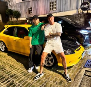 Hong Yu Hong Instagram - 話說年少不知89好
錯把潮男當成寶
雖然右邊死會了
但左邊機會還是有的
請加緊把握！