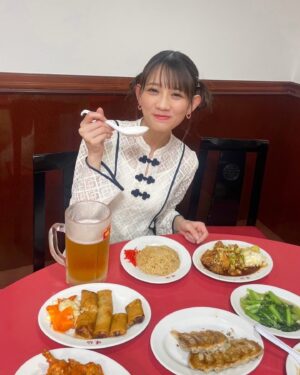 Honoka Akimoto Instagram - .
かんぱーーーーい🤭🍺

#TEAMSHACHI
#秋本帆華
#スタプラ #idol

新曲『のんあるすいけんfeat.炒飯』
TikTok先行配信スタート🐼
可愛い曲です♪
#のんすい よろしくお願いします☺️