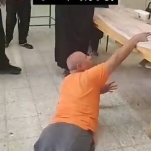 Hossein Darabi Instagram - بلند بشیم بریم رای بدیم، خدای نکرده شرمنده و مدیون این مردم نشیم ...از دیگران هم بخوایم رأی بدن. عادت خوبی نیست موکول می‌کنیم به آخر وقت