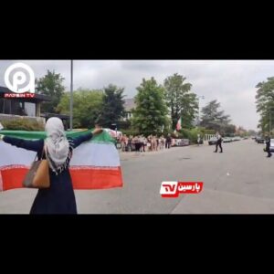 Hossein Darabi Instagram - پیشاپیش از کلمات زشت عذرخواهی میکنم. قدرت‌نمایی بانوی ایرانی با پرچم ملی و بی‌اعتنایی به لجن‌پراکنی عناصر وطن‌فروش درمقابل شعبه اخذ رأی کپنهاگ دانمارک