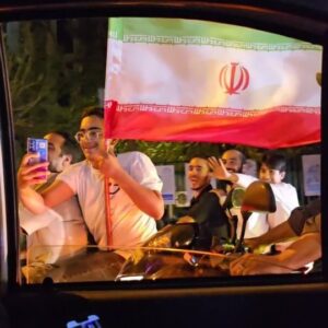 Hossein Darabi Instagram - همینقدر دوست داشتنی
آنقدر که کلی طول کشید تا بتواند از جمع مشتاقان و علاقمندانش خارج شود
امشب جلیلی کولاک کرد
مردم هم عاشقانه اورا در بر گرفتند.
#جلیلی
#انتخابات
#تهران
#مناظره
#سعید_جلیلی
@faraji_shomali