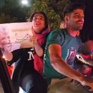 Hossein Darabi Instagram - استقبال حامیان سعید جلیلی بعد از مناظره طوفانی 
به دروغ میگفتن جلیلی ضد زن است و فقط در بین بخش کوچکی از جامع طرفدار دارد،شور نشاط امشب و استقبال همگانی با هر شکل شمایلی نشان داد که جلیلی محبوب همه است.
پ‌ن:جلیلی زلزله محبوبِ هر چی دله
#تهران
#انتخابات 
#سعید_جلیلی 
#جلیلی