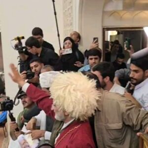 Hossein Darabi Instagram - فداش بشم منه چه لباسی پوشیده 😍😂

می‌گفتند جلیلی نمی‌تواند اجماع سازی کند
دیروز در گرگان او در آغوش شیعه و سنی بود 
این یعنی تضمین ایران باثبات