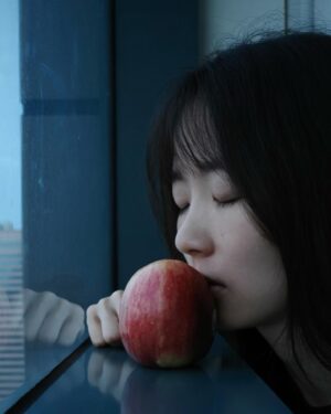 Hsu An-Chih Instagram - 狂奔的2023年

終於在疫後重新步上軌道，
彷彿像在彌補錯過的和落後的，
盡力完成工作的同時，
也不想捨棄掉學習和生活。

有時按照計劃，有時自我推翻。
在這一年間，
我抵達過幾個高光時刻，
也曾翻滾至黯淡的低谷，
好像越來越懂得去看見每樣事物的一體兩面，
所以在做出評斷以前，
總會試著讓自己先緩下來。

「不再渴望擁有更好的過去」
是在年末讀到觸動我的文字，
一部分是關於寬恕的練習，
一部分是提醒自己，
或許要迎向更好的未來得更專注於當下。

謝謝你妳祢來過，
Bye 2023, hello 2024 🤍