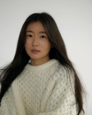 Hsu An-Chih Instagram - 拍攝宣傳照前，焦慮了好幾天，
除了要直面自己此刻的樣貌和狀態，
也開始思考，距離上一次拍攝，
是否有達成新的目標？
接著，又忍不住再拉長時間回顧，
檢視在演員生涯裡我的成長與改變，
結果不小心把自己困在「好」、「壞」之間。

差點都忘了，身為演員，
很多時候都在努力破除那些二分法的限制，
用更寬容的理解方式，
去觸碰或創造角色的深度。

這次我抹去了過多的妝扮，
而主題也就是之前經紀人所拋出的問題：
「妳認為自己的本質是黑色還是白色？」

但現在，
我好像比較想成為中間地帶的灰色。
就像是我近期時常給予的回應：「都很好。」
這樣的精神代表著—
我不排斥更多的可能性 : )

@happitogeder 

Photographer / @troy_wa_ng 
Makeup/ @hanghang615 
Hairstyle/ @juntsai__