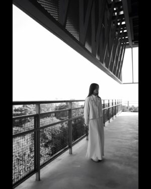Hsu An-Chih Instagram - 之前經紀人問我，
覺得自己是黑色還是白色？
我覺得兩個都是我，我說。
也剛好都是我最愛的顏色，難以抉擇。

這就好像是，如果你想召喚光明，
也得學會控制黑暗的力量。

你們覺得我是黑還是白呢？

🌚🌝