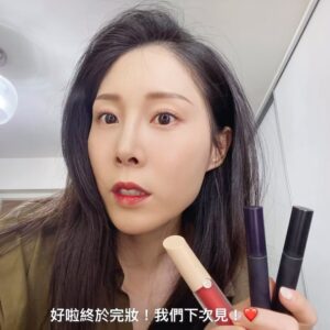 Hsuan-yen Tsai Instagram - 上禮拜《婚內失戀》演出，出門前心血來潮自己畫了個全妝，還把片段都拍了下來⋯⋯
明明不是一個專業美妝部落客，真的是衝動了⋯⋯🤣

你們看看就好，畢竟非專業剪輯拍攝，倒是保養做的滿全面的哈哈哈哈！

品項我也都打在下面了，就是一些日常愛用，好奇寶寶們可以去研究研究～❤️

@helenarubinstein_tw 
#極致高光全能水凝露

@elemis_tw 
#海洋膠原修護精萃

@refa_taiwan 
#微電流滾輪按摩儀 

@lorealpro_education_tw 
#多效防護輕裸美肌乳 #小金管 

@faukorea 
#vfau再生bb霜 

@immemetaiwan 
#我愛澄露水頰蜜 

@sonatural.co.kr 
#fixx定妝噴霧 

@byterryofficialtw  @byterryofficial 
#byterry玻尿酸蜜粉餅

@makeupforever 
#hd超進化無瑕微晶蜜粉 

@za_taiwan 
#3d塑形兩用眉筆 （已停產）

@ettusais_tw 
#微暮絲絨雙色眼影 
#艾杜紗魔束捲翹睫毛底膏 

@armanibeauty 
#奢華絲緞訂製水唇釉 #小粉蓋 

收工。不完美介紹下課。