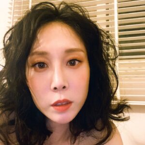 Hsuan-yen Tsai Instagram - 每每拆完頭髮就是一個爆炸性港～🤣
#捲毛花