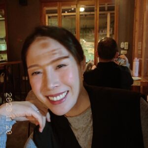 Hsuan-yen Tsai Instagram - 首圖：吃飽撐著😋
謝謝這滿滿的愛與陪伴，讓我又長一歲啦！
未來的每一年也要繼續笑嗨嗨到牙齦外露唷！

最後兩張照片，很美，額頭有Wife，啊，是Wifi。