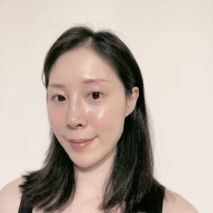 Hsuan-yen Tsai Instagram - 做完黑鑽水飛梭之後當天的素臉。

這台機器擁有360度旋轉的矽膠探頭，矽膠探頭非常親膚，除了帶走老舊角質和髒污，還同時注入精華液來清潔毛孔、滋潤提亮膚質。非常適合容易紅腫過敏的膚質。
你看看這光芒，有夠亮捏！

#黑鑽水飛梭 #dermaclear #保養 #清潔