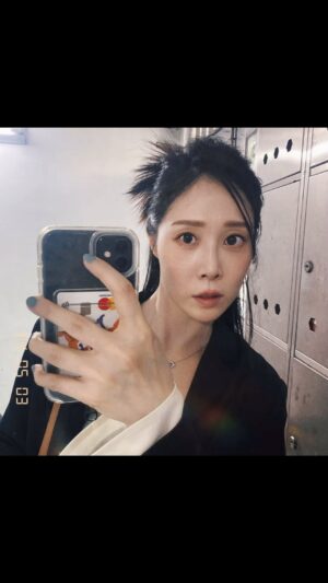Hsuan-yen Tsai Instagram - 快一個月沒貼文了，你們都好嗎？

前陣子讓自己的生活放了一些假，也順便讓腦袋跟身體好好清空，因為除了五月的《婚內失戀》舞台劇，六月開始又是另一波生命里程的衝刺了。

這陣子為了好好把握得來不易的「自閉時光」，臉書和IG就⋯⋯🤣

趁著今天有個訪談拍攝，被畫了美美的妝；梳了俏皮的髮。趕快趁進家門前拍張照以茲紀念！

工作結束回到家，坐在飯桌上吃飯時，黃小妹盯著我還帶著妝的臉看了幾秒，說：「你好漂亮。」

我愣了兩秒，然後趕快說了幾聲：「謝謝。」

接著她又說：「我喜歡你今天的頭髮。」

哎呀，完美的一天，結束。❤️

美妝 @backstagejimywu 
美髮 @naomi_chicshock
