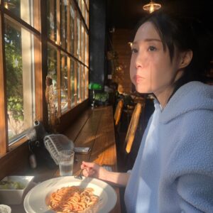 Hsuan-yen Tsai Instagram - 準備迎接2024。
感謝身邊有親愛的家人朋友們的陪伴。
近期喜獲美照一張！喔耶！

2023是很特別的一年，遇見了很多善良溫暖的人，接觸了好多好玩的劇組、劇本、角色，充實的完成了深愛的工作。

當然也看見了很多現實，也更加看懂了人，也更理解自己。人生很多選擇，其實都在一念之間。當不得已得面對到奇怪的人事物的時候，盡量保持開放，保持觀察，保持體貼，保持從容。我也還是會繼續玩耍下去，生活、工作、休息都是。

未來，也請多多指教與陪伴。
新年快樂！❤️

#2023 #2024 #新年快樂 #happynewyear