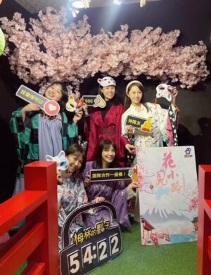 Hsuan-yen Tsai Instagram - 宜蘭兩天一夜之旅，說走就走。
這是我第一次和同劇的夥伴們一起出門旅遊，也是我第一次玩密室逃脫，從頭到尾都都沒被嚇到的我，卻在破關後有人開門的一瞬間被工作人員嚇到尖叫！🤣

一切都覺得好新鮮。隨意走、隨意笑、隨意鬧。
能夠遇見妳們，真好。

聊到早上四點半，明明沒喝酒，但起床後我卻像個醉漢靠著牆就睡著了⋯⋯🤣

謝謝各位的照顧，也希望嫚萱和露瑤能儘早卸下心防，快點加入我和大文、大牙的皮克敏戰隊好嗎？