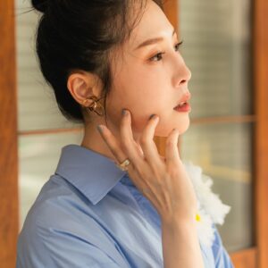 Hsuan-yen Tsai Instagram - 細節來自於生活的體驗與觀察，最近時常在心中提醒自己的四個字：「保持彈性。」

越柔軟的繩子，才能彎曲成更多形狀的曲線。

就像最後一張照片我那抽象又頑皮的嘴唇一樣。🤣

Outfit &boots- @msgm  by  @bluebelltw 
Accessories- @intzuition_urbanjewelry 
Agency- @nydia.lacitta @luxporte_official 
Photographer- @irexho622 
Photograph assistant - @lgz7.3 
Makeup- @backstagealbee 
Hair- @80s_eric 
Styling- @puzzle_bubble @mercibywoo