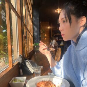 Hsuan-yen Tsai Instagram - 準備迎接2024。
感謝身邊有親愛的家人朋友們的陪伴。
近期喜獲美照一張！喔耶！

2023是很特別的一年，遇見了很多善良溫暖的人，接觸了好多好玩的劇組、劇本、角色，充實的完成了深愛的工作。

當然也看見了很多現實，也更加看懂了人，也更理解自己。人生很多選擇，其實都在一念之間。當不得已得面對到奇怪的人事物的時候，盡量保持開放，保持觀察，保持體貼，保持從容。我也還是會繼續玩耍下去，生活、工作、休息都是。

未來，也請多多指教與陪伴。
新年快樂！❤️

#2023 #2024 #新年快樂 #happynewyear