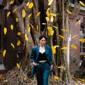 Hsuan-yen Tsai Instagram - 暑假的第二天，人山人海，豔陽高照。
期待來一場大雨降溫，卻又害怕淋的全身濕透的夏天，大家都要多喝水降溫，好好照顧自己，別中暑了唷！❤️

#洪興十三妹  真的也是我很想嘗試的戲路😎🤣

👚： @xoxostylecomtw 
👟： @dafshoes 
💄： @backstage_aga 
💇🏻‍♀️： @naomi_chicshock 
📷： @irexho622 
Agency： @luxporte_official  @nydia.lacitta