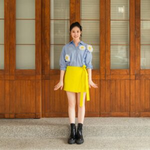 Hsuan-yen Tsai Instagram - 記得小時候的老師總說我上課時都會皺著眉頭，很嚴肅的盯著站在黑板前的她，讓她不得不認真的教課。

現在的我其實也還是這個樣子，每當想集中注意力專心做一件事，或是很想快速吸收學習的時候，我的眉頭就會皺成一團，死死盯著面前的人或物品。

還好我還擁有無敵大笑的習慣，可以一掃腦中混沌。每當大咧嘴笑的時候，全臉都會皺成一團，就沒人會看到我皺眉了。
😆

Outfit &boots- @msgm  by  @bluebelltw 
Accessories- @intzuition_urbanjewelry 
Agency- @nydia.lacitta @luxporte_official 
Photographer- @irexho622 
Photograph assistant - @lgz7.3 
Makeup- @backstagealbee 
Hair- @80s_eric 
Styling- @puzzle_bubble @mercibywoo