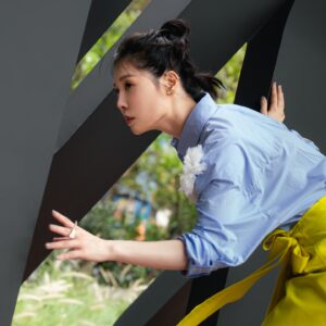 Hsuan-yen Tsai Instagram - 記得小時候的老師總說我上課時都會皺著眉頭，很嚴肅的盯著站在黑板前的她，讓她不得不認真的教課。

現在的我其實也還是這個樣子，每當想集中注意力專心做一件事，或是很想快速吸收學習的時候，我的眉頭就會皺成一團，死死盯著面前的人或物品。

還好我還擁有無敵大笑的習慣，可以一掃腦中混沌。每當大咧嘴笑的時候，全臉都會皺成一團，就沒人會看到我皺眉了。
😆

Outfit &boots- @msgm  by  @bluebelltw 
Accessories- @intzuition_urbanjewelry 
Agency- @nydia.lacitta @luxporte_official 
Photographer- @irexho622 
Photograph assistant - @lgz7.3 
Makeup- @backstagealbee 
Hair- @80s_eric 
Styling- @puzzle_bubble @mercibywoo