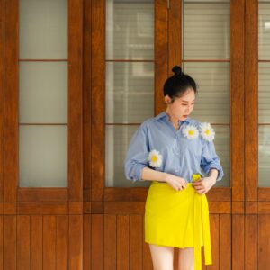 Hsuan-yen Tsai Instagram - 記得小時候的老師總說我上課時都會皺著眉頭，很嚴肅的盯著站在黑板前的她，讓她不得不認真的教課。

現在的我其實也還是這個樣子，每當想集中注意力專心做一件事，或是很想快速吸收學習的時候，我的眉頭就會皺成一團，死死盯著面前的人或物品。

還好我還擁有無敵大笑的習慣，可以一掃腦中混沌。每當大咧嘴笑的時候，全臉都會皺成一團，就沒人會看到我皺眉了。
😆

Outfit &boots- @msgm  by  @bluebelltw 
Accessories- @intzuition_urbanjewelry 
Agency- @nydia.lacitta @luxporte_official 
Photographer- @irexho622 
Photograph assistant - @lgz7.3 
Makeup- @backstagealbee 
Hair- @80s_eric 
Styling- @puzzle_bubble @mercibywoo